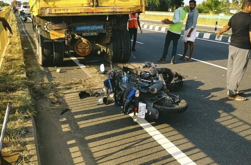  கோவில்பட்டி அருகே டயர் பழுதாகி நின்ற லாரி மீது மோட்டார் சைக்கிள் மோதி 2 பேர் பலி