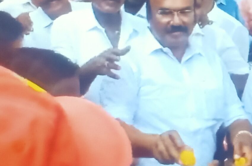  எம்.ஜி.ஆர்.நடித்த  `உலகம் சுற்றும் வாலிபன்’ 50 ஆண்டுகள் நிறைவு: இனிப்பு வழங்கி  டி. ஜெயக்குமார் கொண்டாட்டம்
