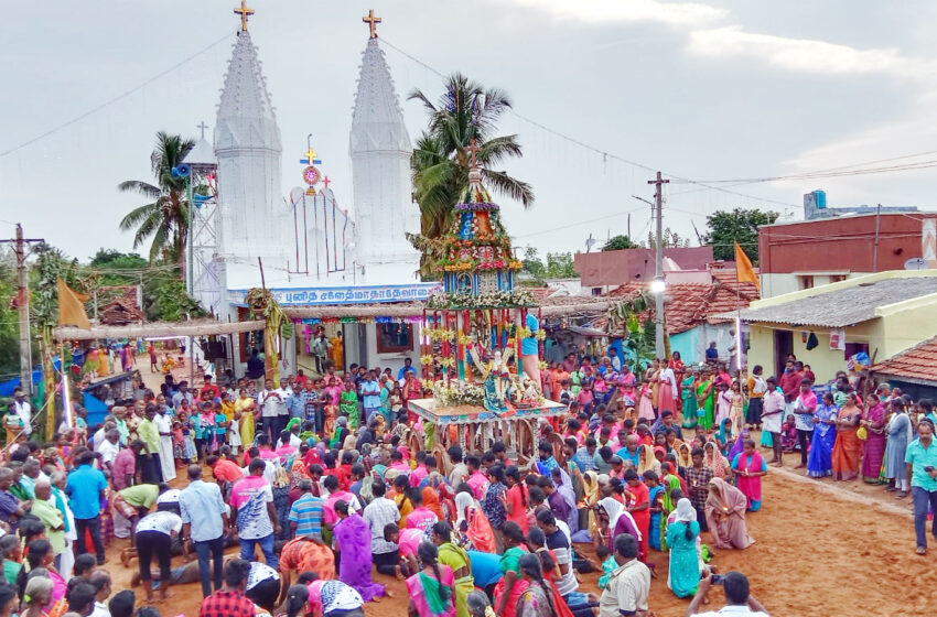  புனித சலேத் மாதா திருவிழா: முழங்காலிட்டு தேரை சுற்றி வந்து நேர்த்திக்கடன் செலுத்திய பக்தர்கள்