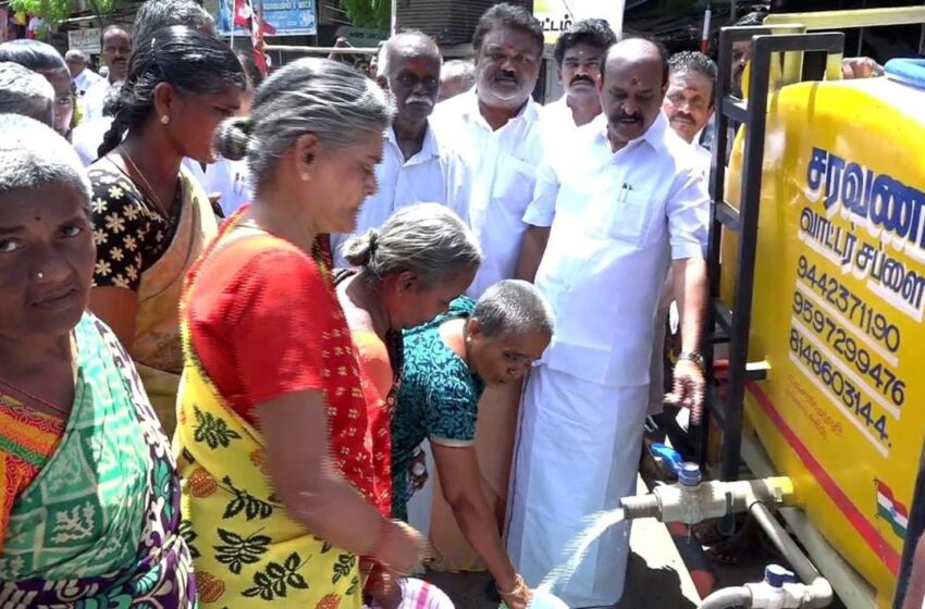  காலி குடங்களுடன் அ.தி.மு.க. ஆர்ப்பாட்டத்தில் பங்கேற்ற பெண்களுக்கு குடிநீர் விநியோகம்