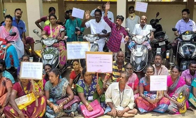  இலவச வீட்டுமனைப்பட்டா கேட்டு  போராட்டம் : மாற்றுதிறனாளிகளிடம் அதிகாரிகள் உறுதி