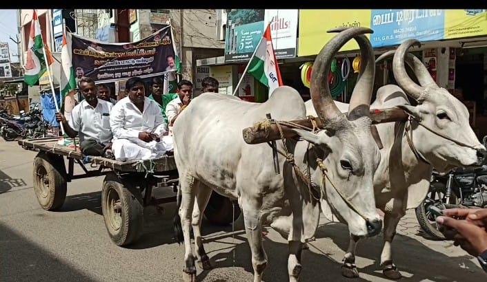  கோவில்பட்டி கூடுதல் பஸ் நிலையத்துக்கு பஸ் வசதி இல்லாமல் மக்கள் அவதி : மாட்டு வண்டி சர்வீஸ் நடத்தி த.மா.கா.வினர் நூதன போராட்டம்