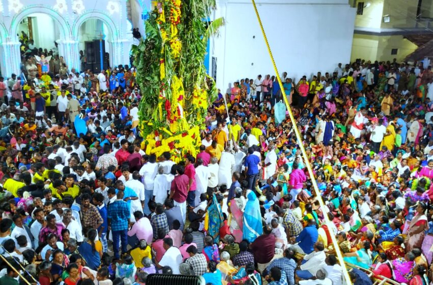  காமநாயக்கன்பட்டி புனித பரலோகமாதா திருத்தல விண்ணேற்பு பெருவிழா தொடக்கம்; கொடியேற்ற நிகழ்ச்சியில் பக்தர்கள் குவிந்தனர்