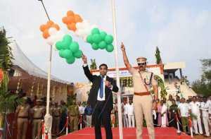  சிறப்பாக பணியாற்றிய 60 காவல்துறையினருக்கு பாராட்டு சான்றிதழ்; ஆட்சியர்  வழங்கினார்