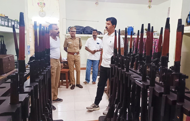  தூத்துக்குடி போலீஸ் ஆயுத கிடங்கில் மாவட்ட கண்காணிப்பாளர் திடீர் ஆய்வு