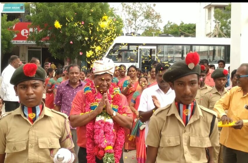  நல்லாசிரியர் விருதுபெற்ற அரசு பள்ளி தலைமை ஆசிரியரை பாராட்டி ஊர்வலம்