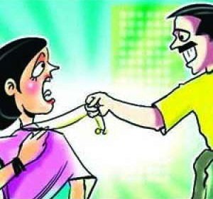  காந்தி மைதானம் அருகே பெண்ணிடம் நகை பறிப்பு