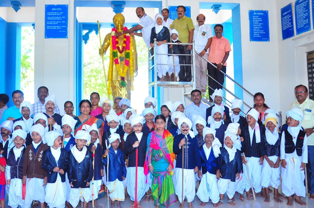  பாரதியார் வேடமணிந்த மாணவ, மாணவிகளுக்கு பரிசு