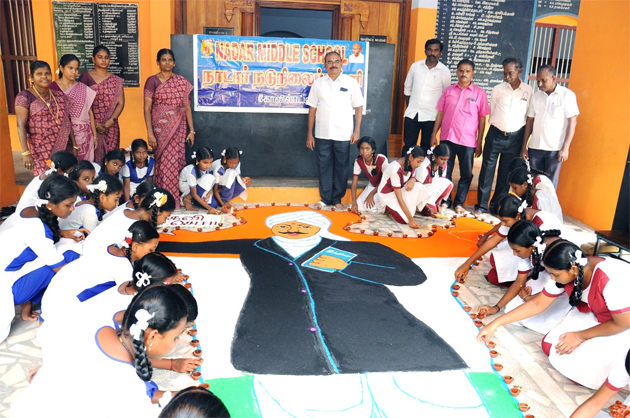  மகாகவி தினம்: இந்திய வரைபடத்தில் பாரதியார் படம் வரைந்து மாணவிகள் அசத்தல்
