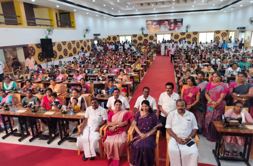  கோவில்பட்டியில் 128 பெண்களுக்கு தையல் இயந்திரங்கள்; கனிமொழி எம். பி. வழங்கினார்
