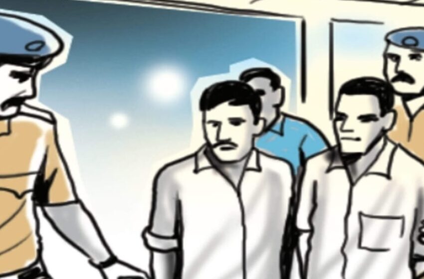  மாடுகளை திருடி மினி வேனில் ஏற்றி சென்ற 2 பேர் சிக்கினர்
