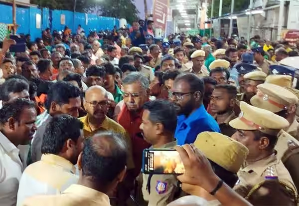  திருச்செந்தூர் கோவிலில்  தரிசன கட்டண உயர்வை  ரத்து செய்யக்கோரி பக்தர்கள் போராட்டம்; 200க்கும் மேற்பட்டோர் கைது