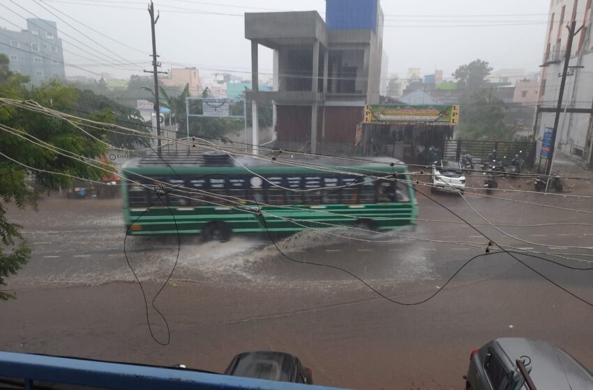  கோவில்பட்டியில் இரவு பகலாக கனமழை-சாலைகளில் பெருக்கெடுத்த தண்ணீர்; தூத்துக்குடி மாவட்டத்தில் நாளை பள்ளி, கல்லூரி களுக்கு விடுமுறை