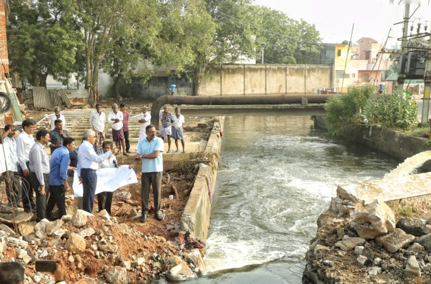  தூத்துக்குடியில் வெள்ள சேத பகுதிகளை தலைமைச் செயலாளர் பார்வையிட்டார்