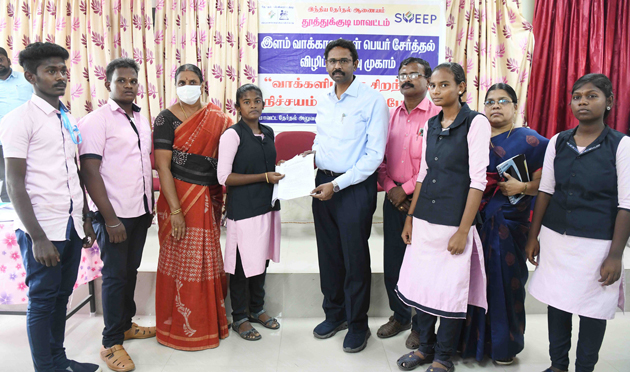  கோவில்பட்டி அரசு கலைகல்லூரி மாணவர்கள், புதிய வாக்காளர்களாக சேர்ப்பு