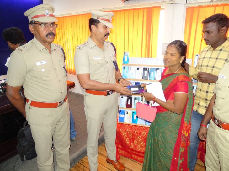  திருட்டுப்போன 100 செல்போன்கள் கண்டுபிடித்து உரியவர்களிடம் ஒப்படைப்பு