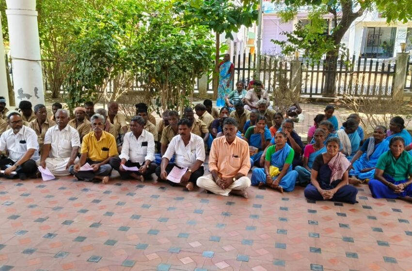  கோவில்பட்டி நகராட்சி தூய்மை பணியாளர்களுக்கு 5-ம் தேதிக்குள் மாதசம்பளம் வழங்க கோரி முற்றுகை