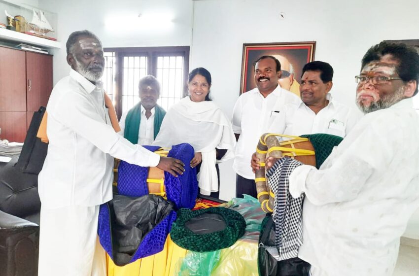  மழைவெள்ளத்தில் சேதம்: `பரியேறும் பெருமாள்’ படத்தில் பாடிய கலைஞர்களுக்கு புதிய இசைக்கருவிகளை வாங்கி கொடுத்த கனிமொழி எம்.பி.