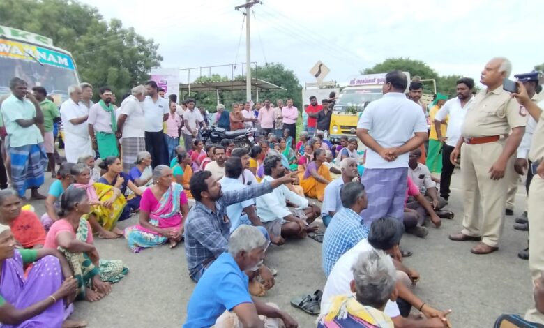  கோவில்பட்டி-கிளவிபட்டி அரசு பஸ்சை மீண்டும் இயக்ககோரி சாலை மறியல்