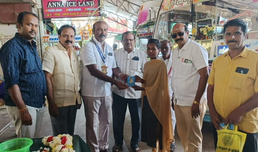  கோவில்பட்டி பஸ் நிலையத்தில் மாணவர்களுக்கு திருக்குறள் புத்தகங்கள்