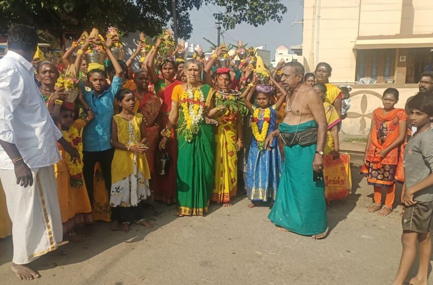  பெண்கள் பால் குடம் சுமந்து ஊர்வலம்