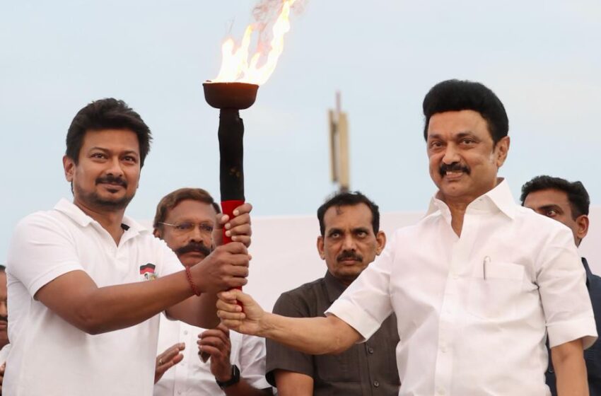  திமுக இளைஞர் அணி மாநாடு : சென்னையில் இருந்து கொண்டு சென்ற சுடர், மு. க. ஸ்டாலினிடம் ஒப்படைப்பு