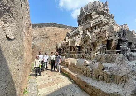  கழுகுமலை கோவில் பகுதியில் தொல்லியல் துறையினா் ஆய்வு