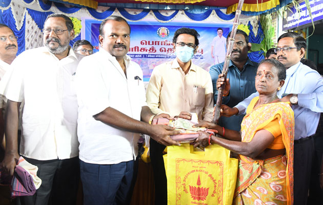  தூத்துக்குடி மாவட்டத்தில் 960 நியாய விலைக்கடைகள் மூலம் ரூ.1000 மற்றும் பொங்கல் பரிசு தொகுப்பு; மாவட்ட ஆட்சியர் கோ.லட்சுமிபதி தகவல்