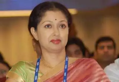  நடிகை கவுதமி பா.ஜ. க.வில் இருந்து விலகி அ.தி.மு.க.வில் சேர்ந்தார்