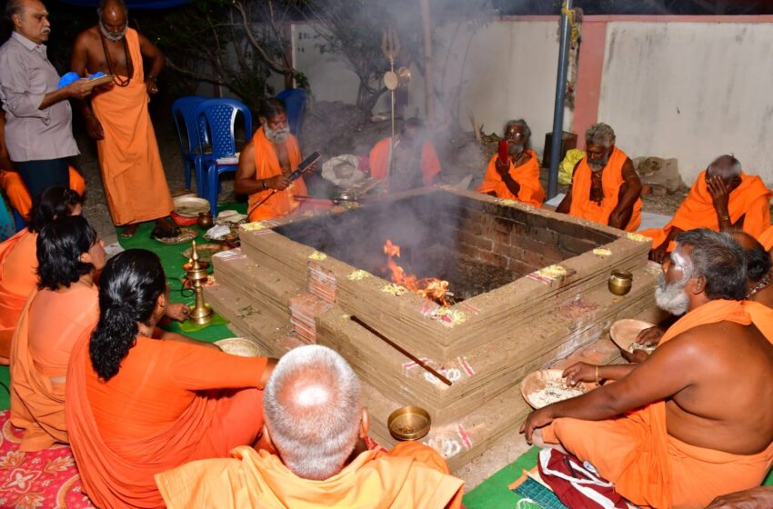  கோவில்பட்டி அருகே மகாதேவா சிவன் கோவிலில் சிறப்பு யாக பூஜைகள் நாளை நிறைவு 
