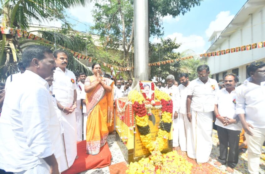  கோயம்பேடு கட்சி அலுவலகத்தில் 118 அடி உயர கம்பத்தில் தேமுதிக  கொடி