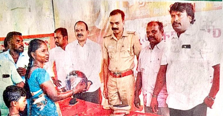  தூத்துக்குடியில் பிரசாந்த் ரசிகர் மன்றம் சார்பில் 100 பேருக்கு தலைக்கவசம்