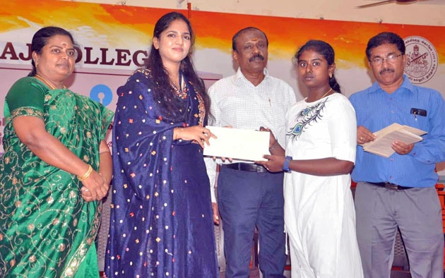  தூத்துக்குடியில்  64 மாணவ, மாணவிகளுக்கு  கல்விக்கடன் ஆணைகளை கூடுதல் ஆட்சியர் ஐஸ்வர்யா வழங்கினார்