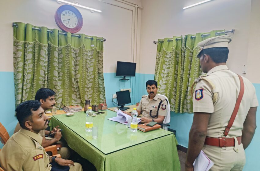  கோவில்பட்டி மேற்கு காவல் நிலையத்தில் போலீஸ் சூப்பிரண்டு பாலாஜி சரவணன் ஆய்வு.