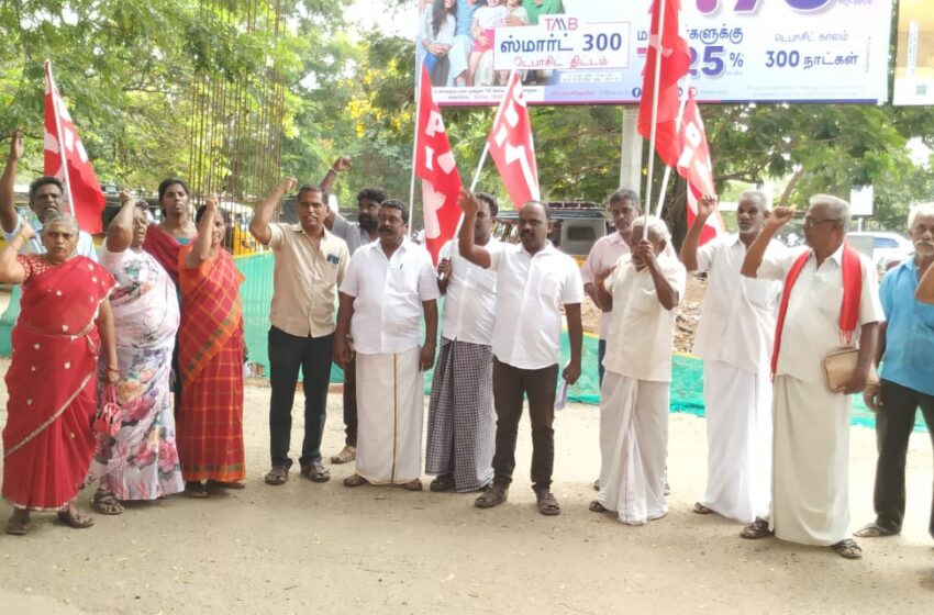  கோவில்பட்டி ரெயில் நிலையத்தில் தமிழ் தெரிந்த ஊழியரை  நியமிக்க கோரி போராட்டம்