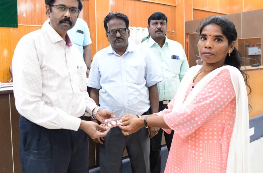  மாற்றுத் திறனாளிகள் 10 பேருக்கு தலா 8 கிராம் தங்க நாணயங்களை ஆட்சியர் லட்சுமிபதி வழங்கினார்