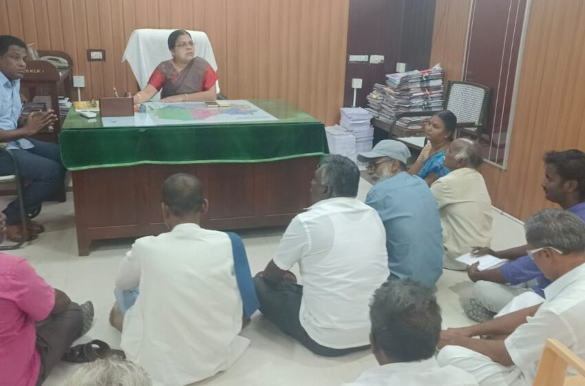  கோவில்பட்டி  ஆக்கி மைதானத்தை பாதுகாக்க கோரி ஆர். டி. ஓ. அறையில் தரையில் அமர்ந்து மார்க்சிஸ்ட் கம்யூனிஸ்ட் கட்சியினர் தர்ணா போராட்டம்