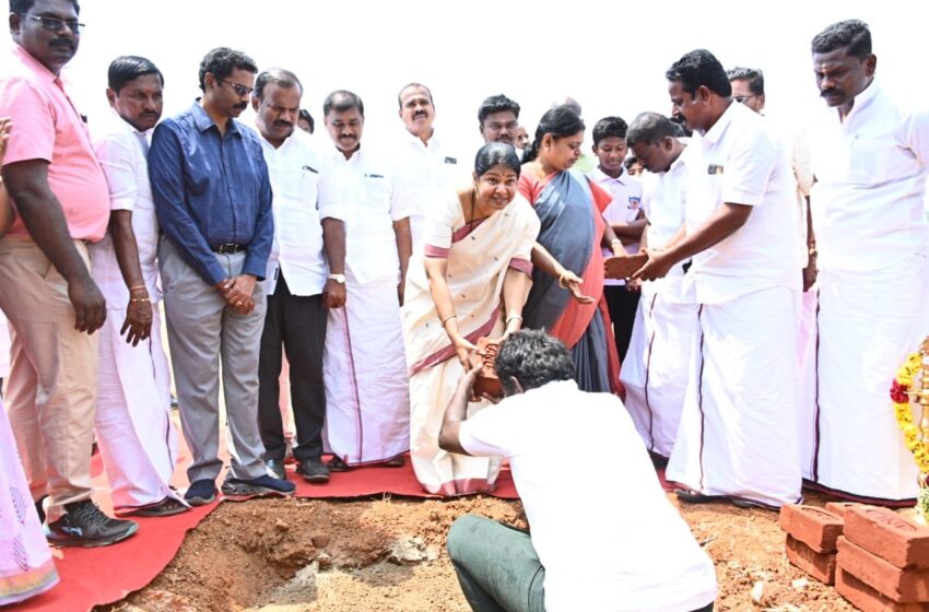  கோவில்பட்டியில் மாணவர்களுக்கான ஆக்கி விளையாட்டு மையம் : கனிமொழி எம்.பி. அடிக்கல் நாட்டினார்