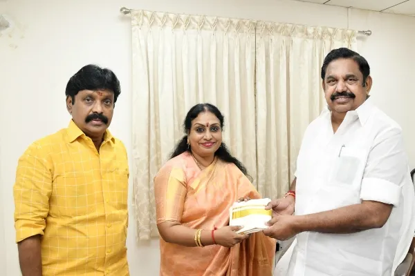  ஜெயலலிதாவை எதிர்த்து போட்டியிட்ட சிம்லா முத்துசோழன், திமுகவில் இருந்து விலகி அதிமுகவில் சேர்ந்தார்