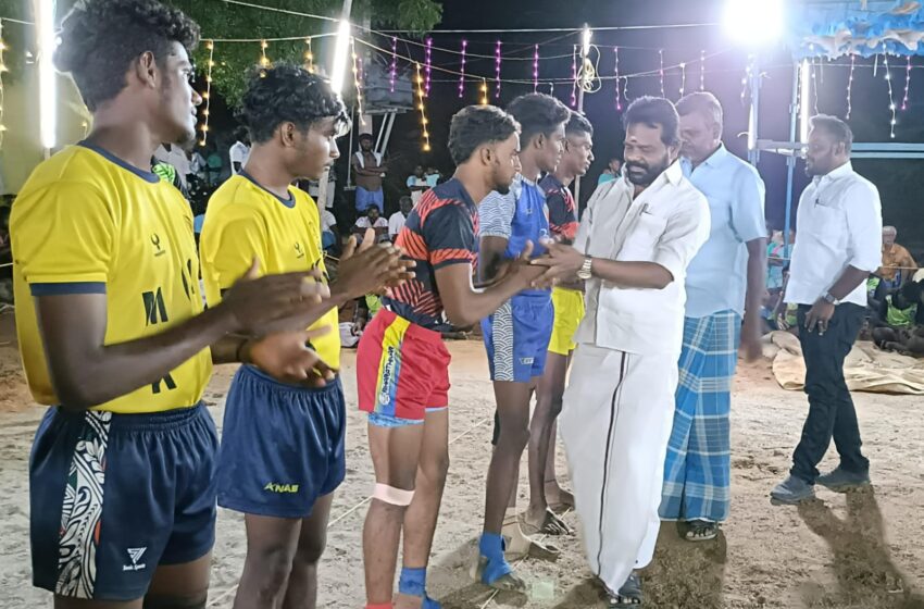  ஓட்டப்பிடாரம் அருகே மின்னொளி கபடி போட்டி; 8 அணியினருக்கு ரொக்க பரிசு