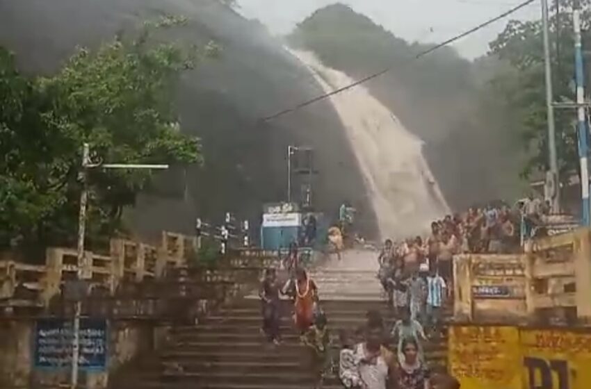  பழைய குற்றாலம் அருவியில் திடீர் வெள்ளப்பெருக்கு ; சுற்றுலா பயணிகள் அலறியடித்து ஓட்டம் 