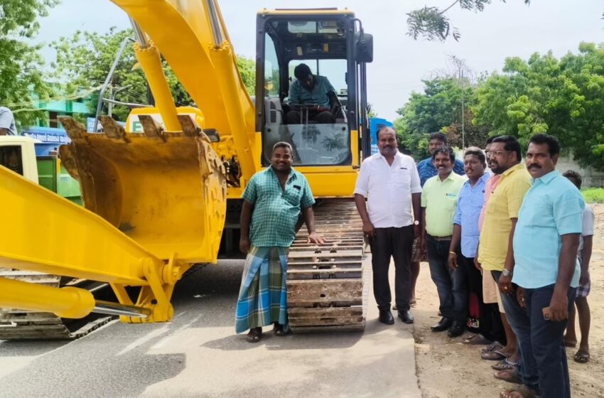  தூத்துக்குடி பக்கில் ஓடை முகதுவாரத்தில்  தூர்வாரும் பணி; மேயர் ஜெகன் பெரியசாமி தொடக்கி வைத்தார்