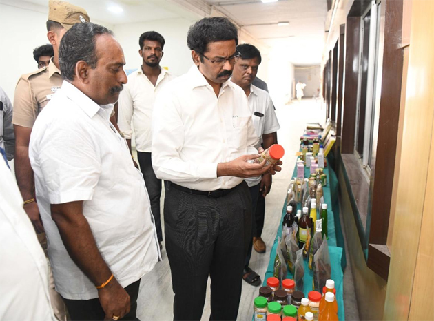  அரசு அலுவலர்கள் கதர் பொருட்களை வாங்க வேண்டும்; ஆட்சியர் கோ.லட்சுமிபதி வேண்டுகோள்