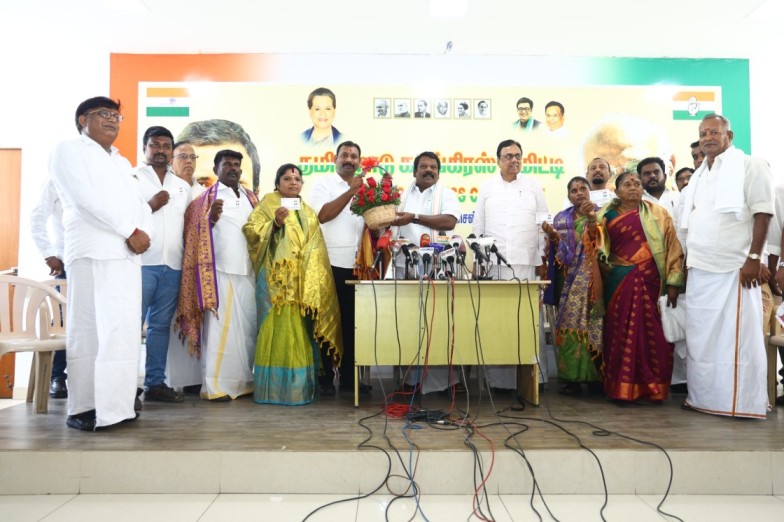  அ.ம.மு.க. பேரூராட்சி தலைவர், 5 கவுன்சிலர்கள் காங்கிரசில் சேர்ந்தனர்