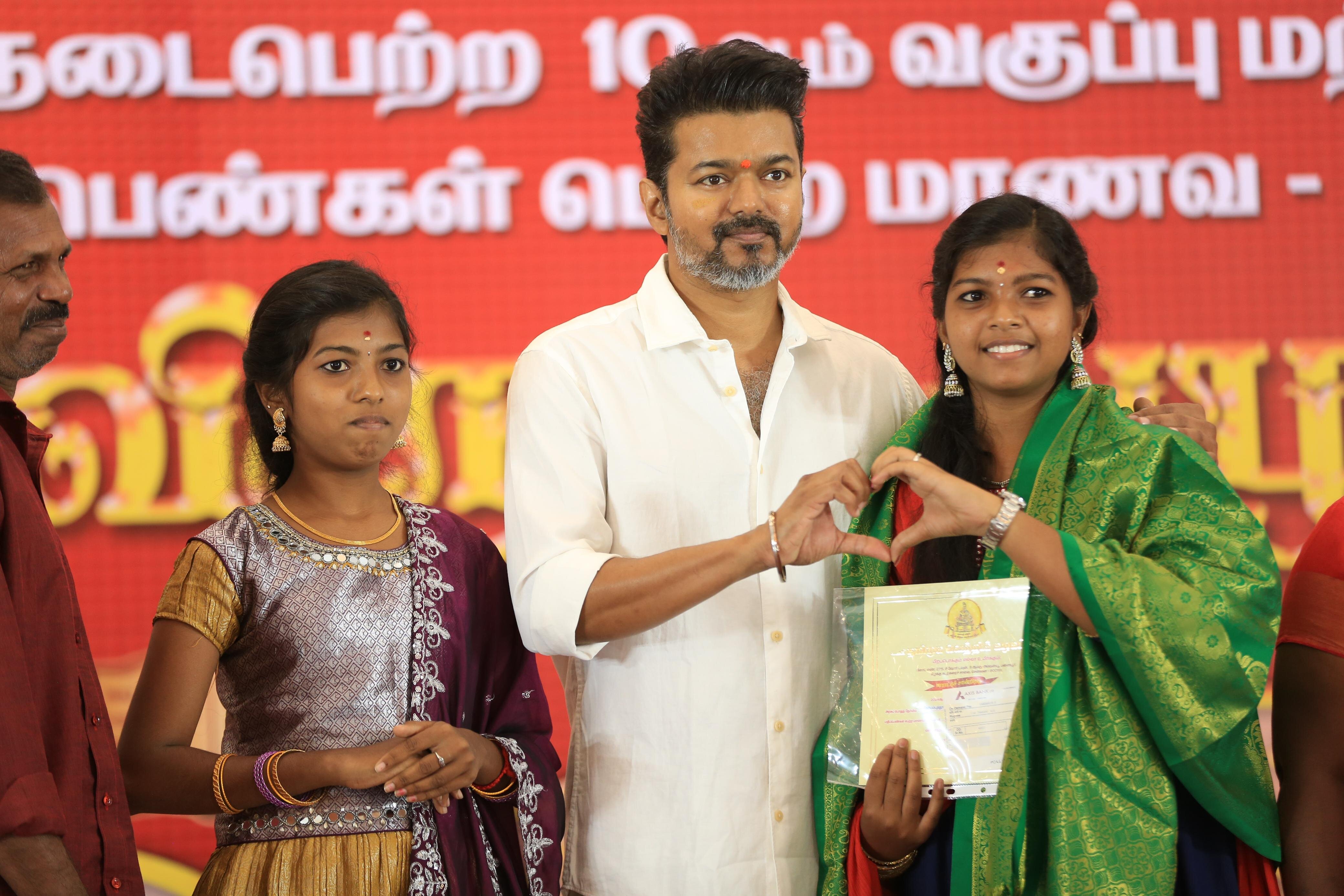  எதிர்காலத்தில் அரசியலும் ஒரு தொழில் விருப்பமாக வர வேண்டும்; மாணவர்களுக்கு ஊக்கத்தொகை வழங்கும் விழாவில் விஜய் பேச்சு