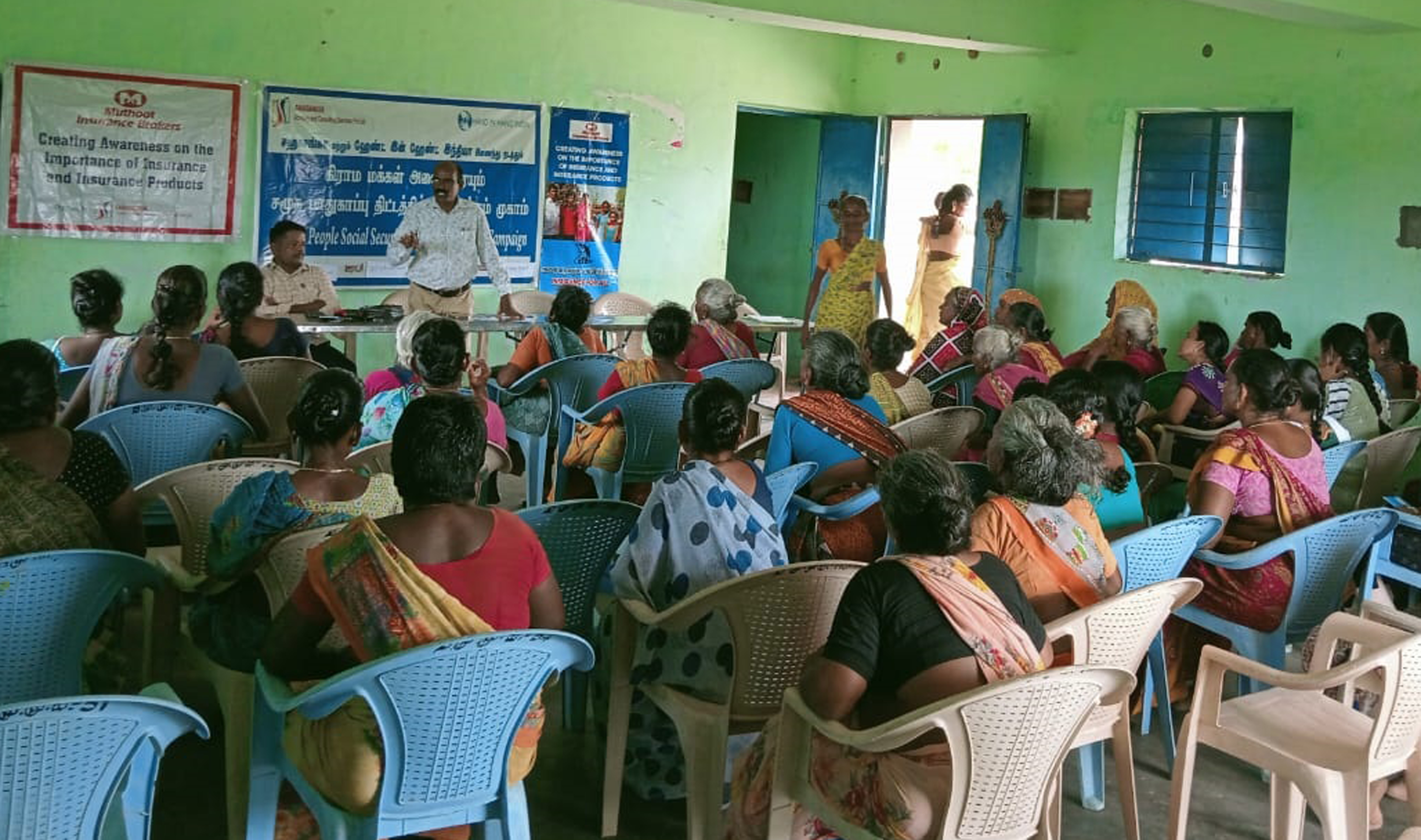  மகளிர் சுயஉதவிக்குழு பெண்களை சமூக பாதுகாப்பு திட்டத்தில் இணைத்தல் முகாம்