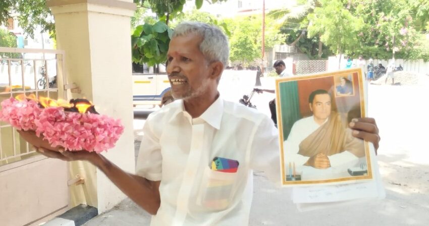  தீச்சட்டி ஏந்தி கோட்டாட்சியரிடம் மனு கொடுக்க வந்த காங்கிரஸ் பிரமுகர்
