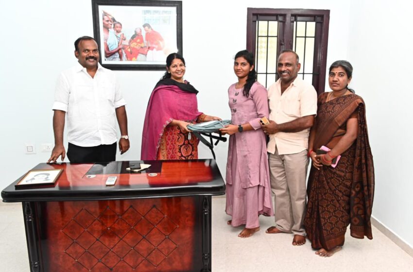  மாணவர்களுக்கு கல்வி ஊக்கத்தொகை வழங்கிய கனிமொழி