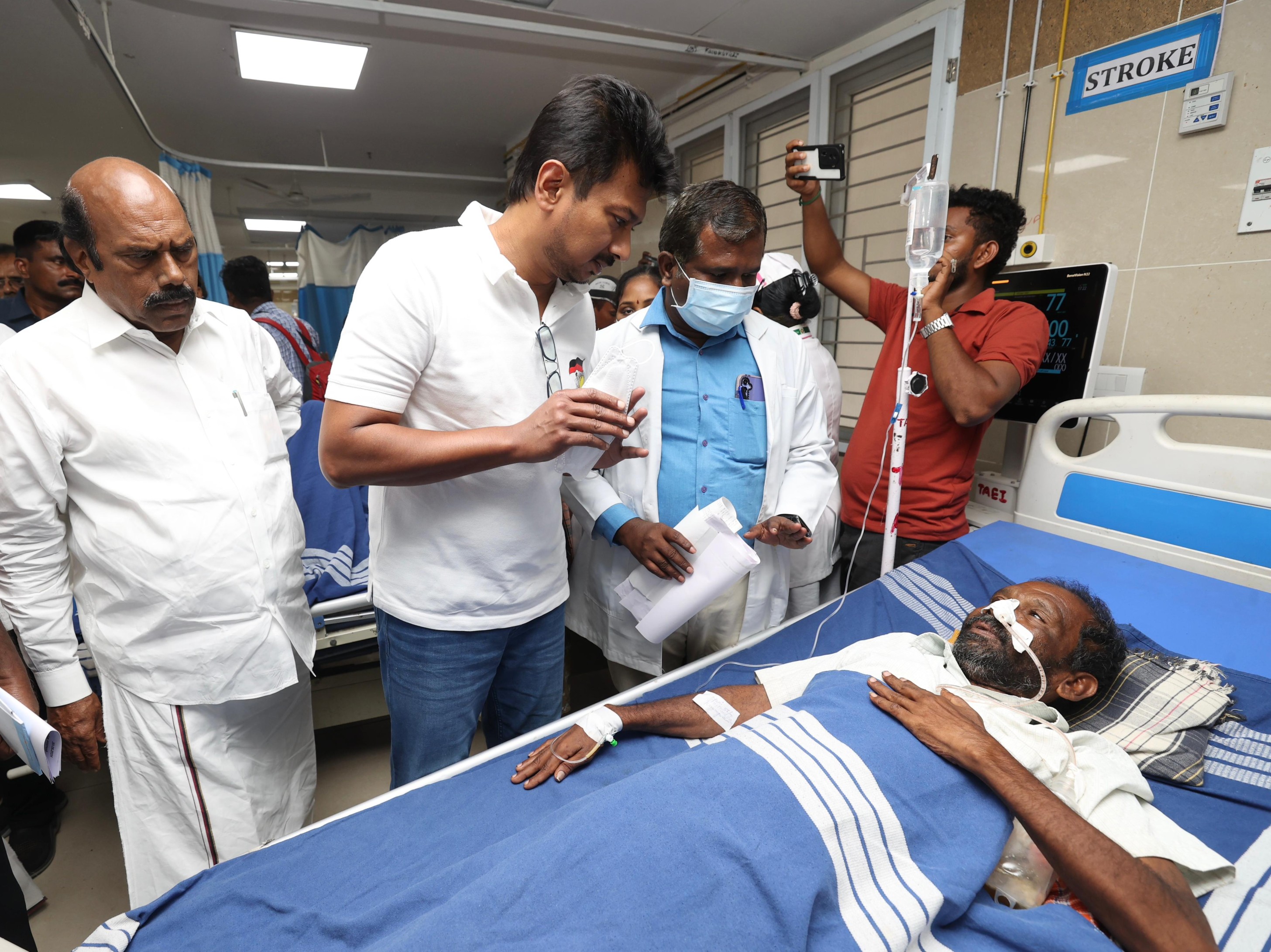 கள்ளச்சாராயத்தால் பாதிக்கப்பட்டவர்களுடன் உதயநிதி ஸ்டாலின் சந்திப்பு
