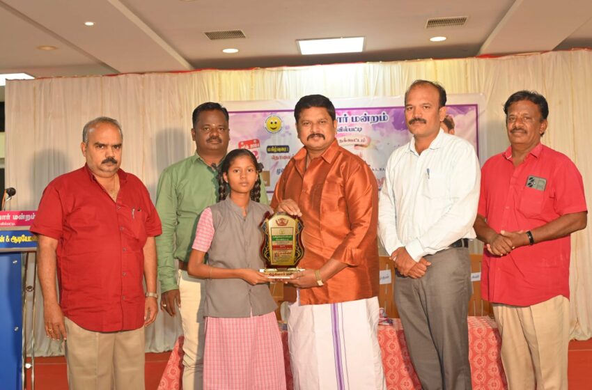  கோவில்பட்டி மகிழ்வோர் மன்ற கூட்டத்தில் சாதனை மாணவிகளுக்கு பாராட்டு